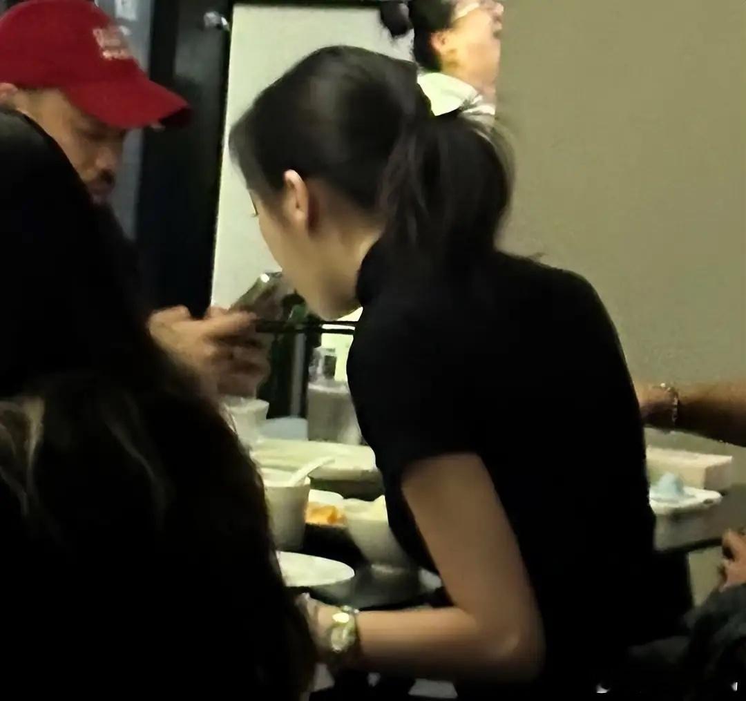 李嫣和朋友聚餐：穿短袖扎马尾特别自信，背影超像王菲！