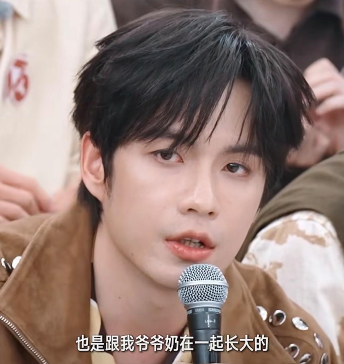 张颜齐坦言亲情里有隔阂，很少见到爸爸妈妈，说:“我小时候是跟我爷爷奶奶一起长大的