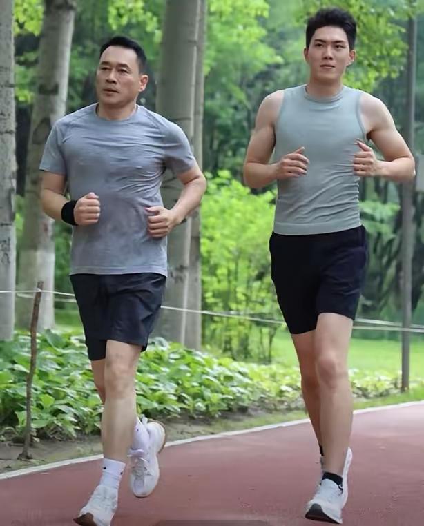 什么叫虎父无犬子，人家丁海峰就是，看看人家这身材，一看就是一身的腱子肉，丁海峰身