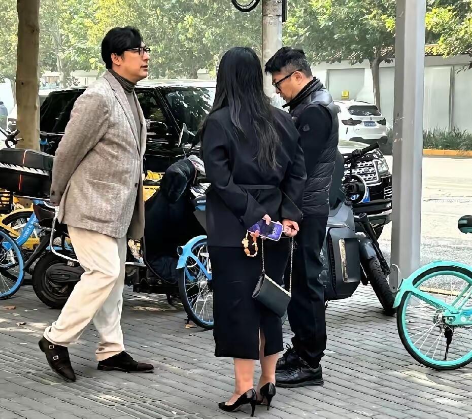 网友街头偶遇李湘王岳伦，感觉李湘又富态了不少，他俩有没有离婚啊？为啥关系比婚前还