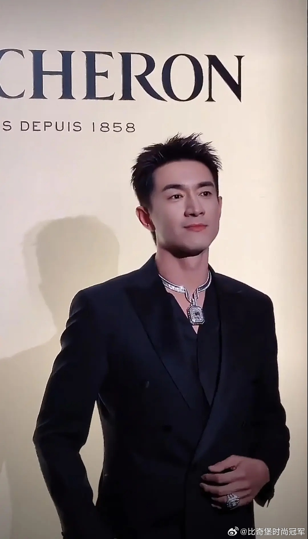 虽然但是不好看反而突出林更新的头很大