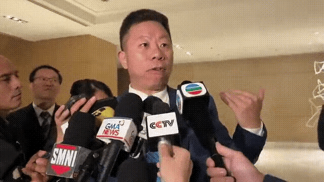 驻菲律宾大使井泉接受菲律宾记者采访，他介绍说，是中国海警发现菲律宾水兵"修建了阻