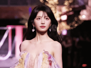 田曦薇演我吃鸡状态田曦薇演我吃鸡，这爆裂萌兔cos绝了！大杏眼眨巴，梨涡藏笑，举