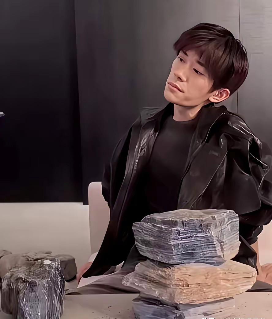 娱乐圈越安静的人，往往摔得越狠。但易烊千玺闷头凿了七年，凿穿了这条定律。拍《