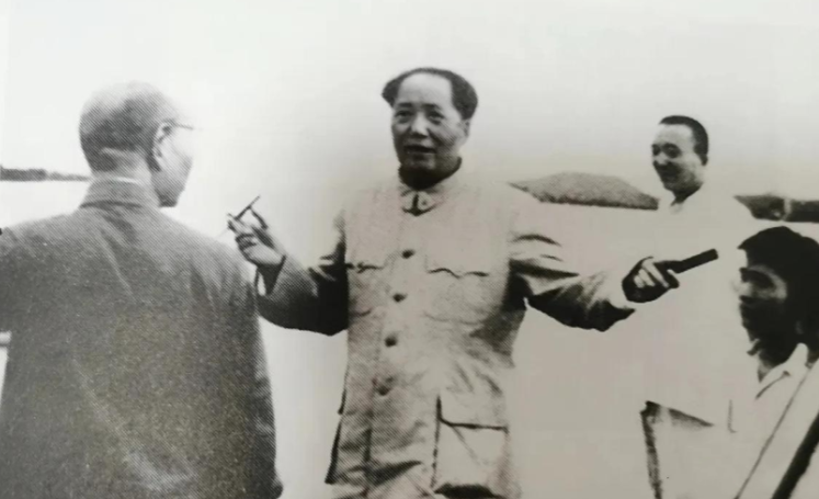 建国后，有一张毛主席的罕见照片。画面中，毛主席双手张开，气势豪迈，尽显伟人非凡风