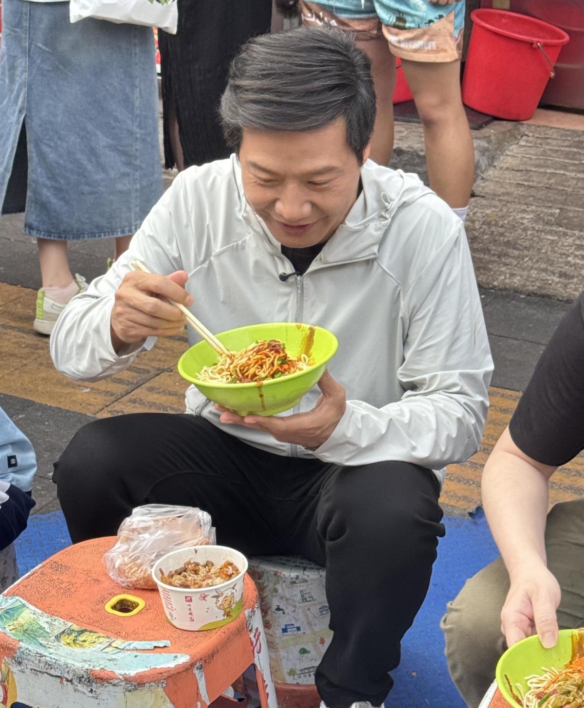 接地气天花板！雷军武汉过早救活30年老店要说最没架子的千亿大佬，小米雷军必