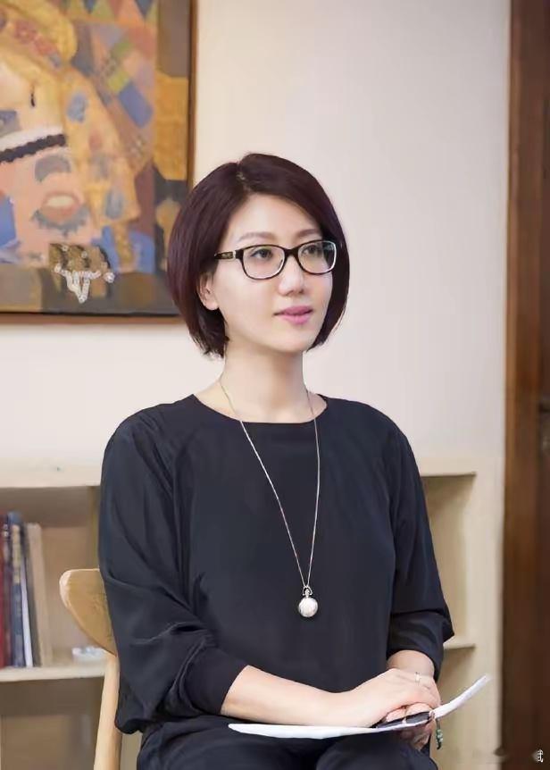 易立竞采访向佐火了查了一下才知道她可不是一个普通的主持人原来她采访过这么多