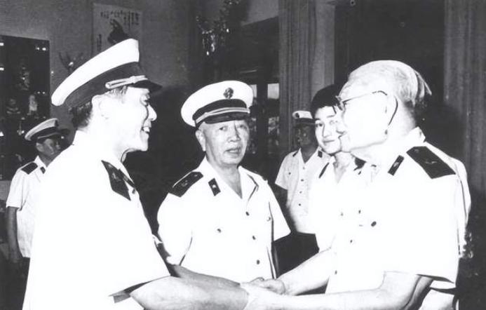 1987年7月30日，中国人民解放军建军60周年前夕，海军司令员刘华清、政委李耀