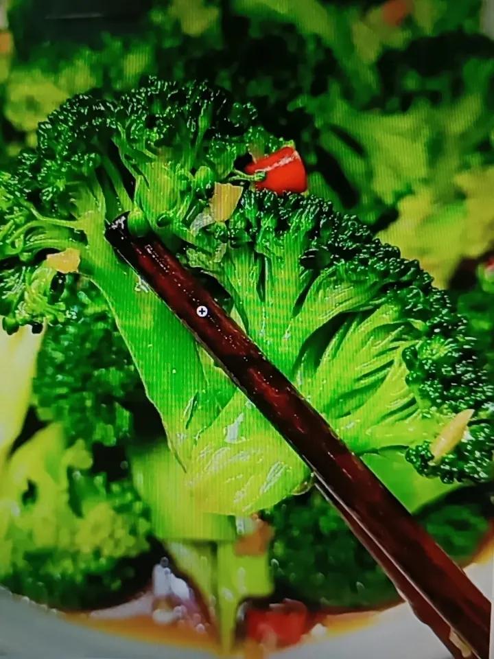 姐妹们，过了45岁，想皮肤好真得“吃对”！40岁后雌激素下降，胶原蛋白流失快，皮