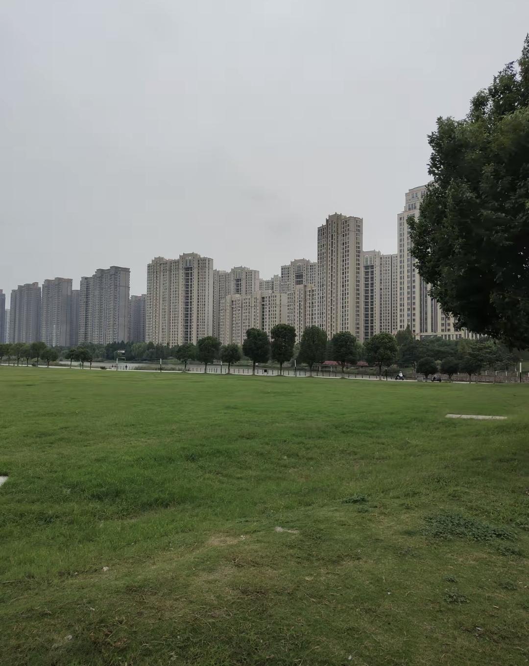 最近楼上那家把住了七八年的商品房卖了，挂牌价直接砍半。原来他们用这套房换了郊区栋