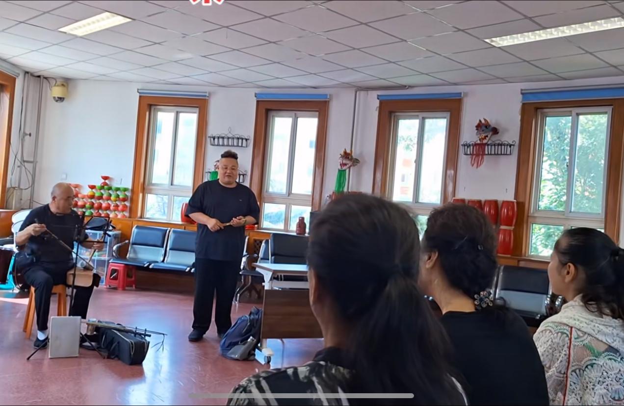 近日，网友刷到一条德云社相声演员李云杰以曲协主席指导小辈练习京剧青衣唱法的视频，
