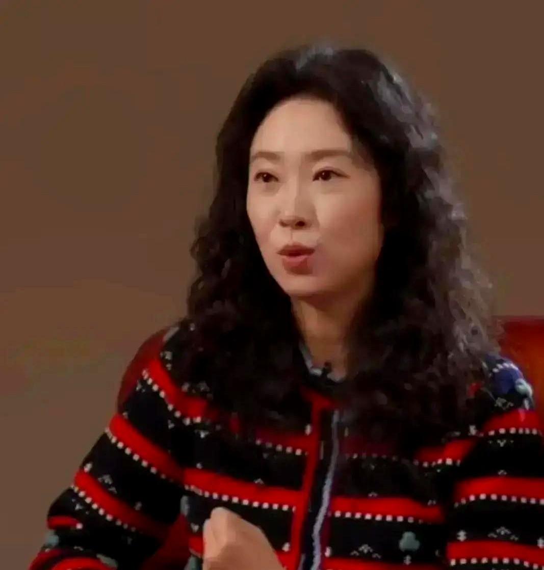 35岁女演员生完娃，三年没戏拍这事儿有解了。王佳佳在《漫长的季节》里那个扭腰