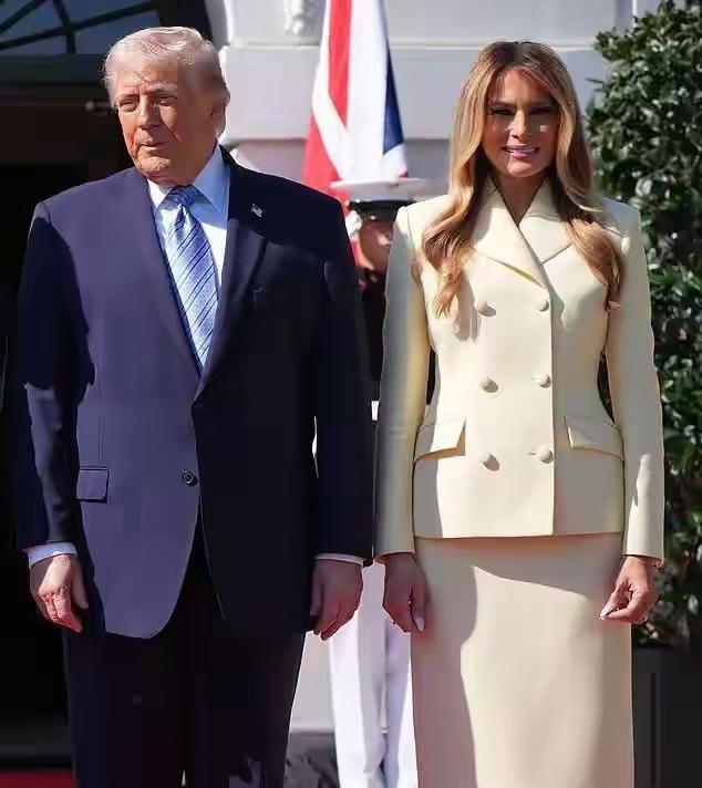 梅拉尼娅又美出圈了！她身穿一套奶油黄色的双排扣西装，脚踩一双超贵的蟒蛇纹高跟鞋，