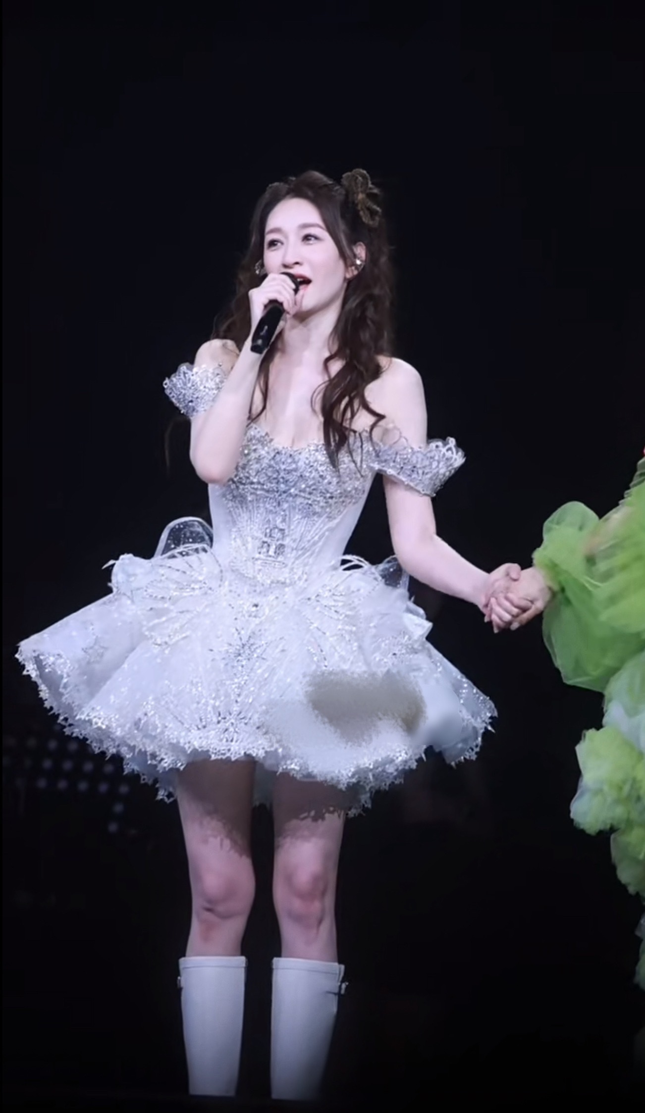 李小冉在谢娜演唱会，又穿了心愿便利贴这套衣服哈哈哈哈哈哈…谢娜演唱会