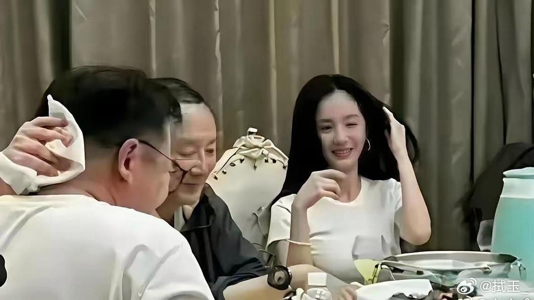 早前大佬饭局，杨幂、杨颖素颜赴会，那大佬可太牛了！