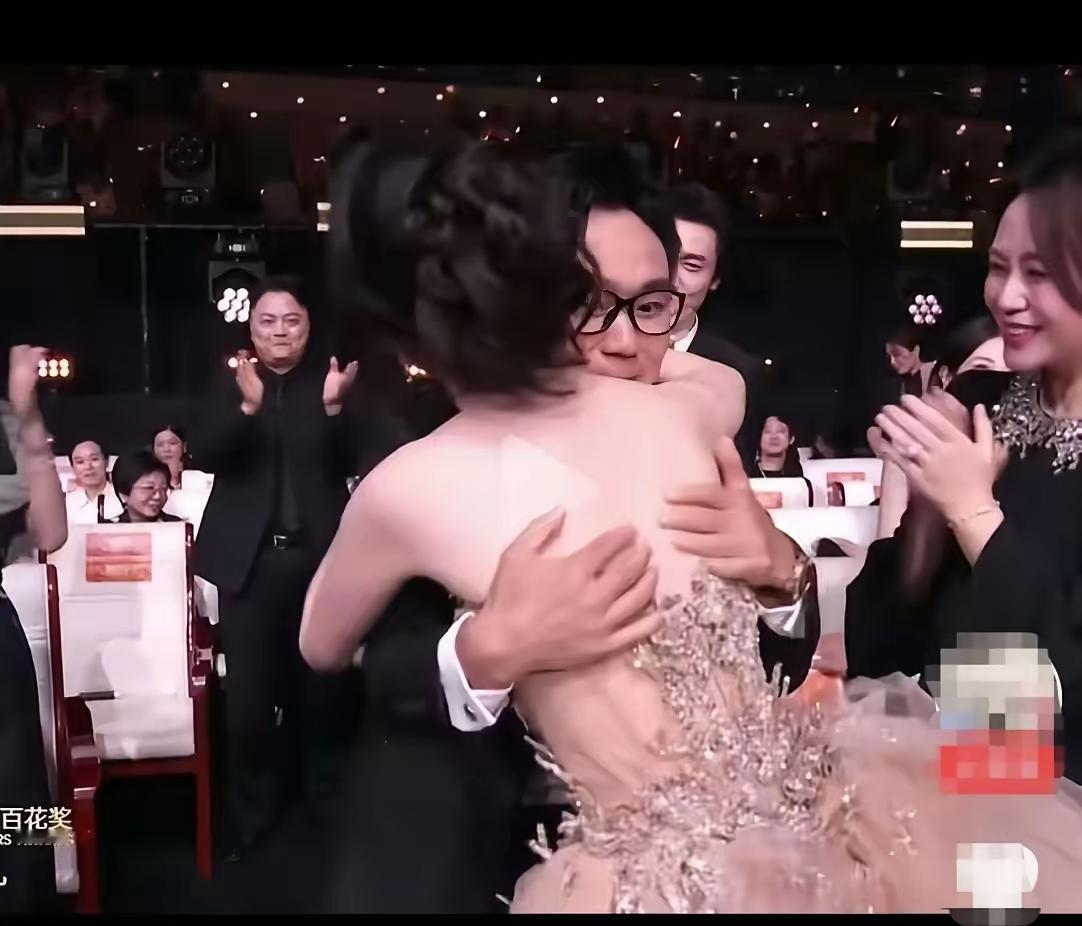 这导演不咋的呀，上次是暧昧的看着杨幂，这是又摸人家的背。他都结婚了，应该注意点。