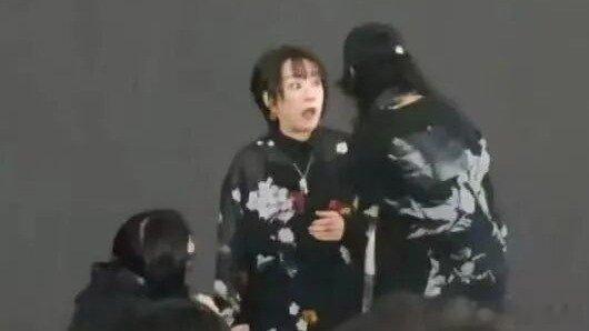 凤凰新闻【把正在演唱的歌手叫下来停止演出，是伤害不了右翼势力的】有些人做的事情，