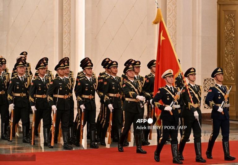 法新社镜头中的欢迎仪式上仪仗队的英姿，让我实在忍不住分享，太有范儿了！北京正式