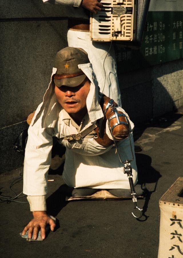 1966年，一名因二战致残的日本退伍军人，身着旧军装，戴着老军帽。战争要了一双