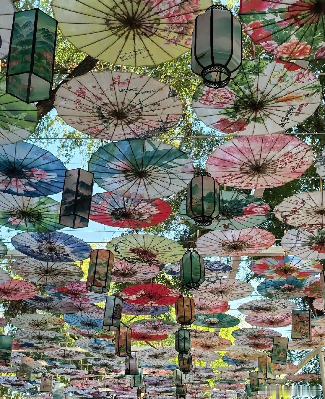 全球上市车企市值十强1.特斯拉目前每股435.79美元，总市值1.64万亿，折合
