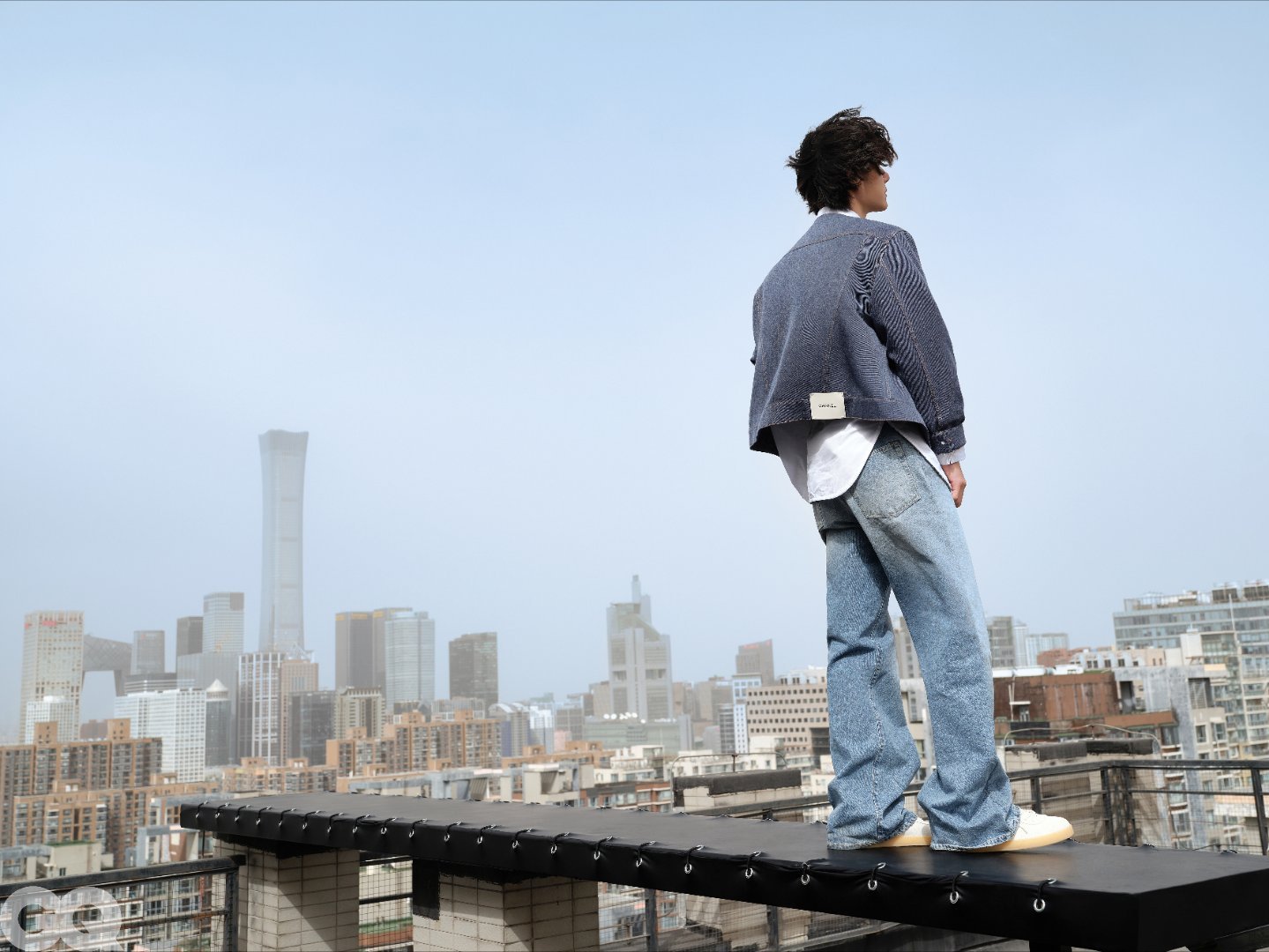 GQ复刊首封给王一博，天台梦境大片超有氛围感，穿香奈儿高奢，清冷又帅气，顶流时尚