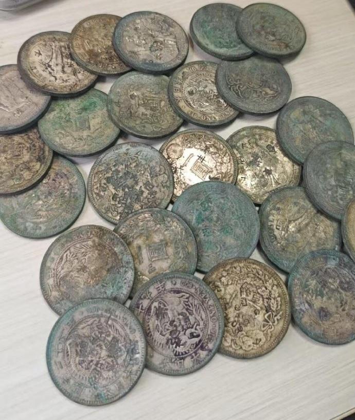 上海一工地挖出银元，数十市民携带铁锹、金属探测仪彻夜挖掘。据说有人挖出“西班牙双