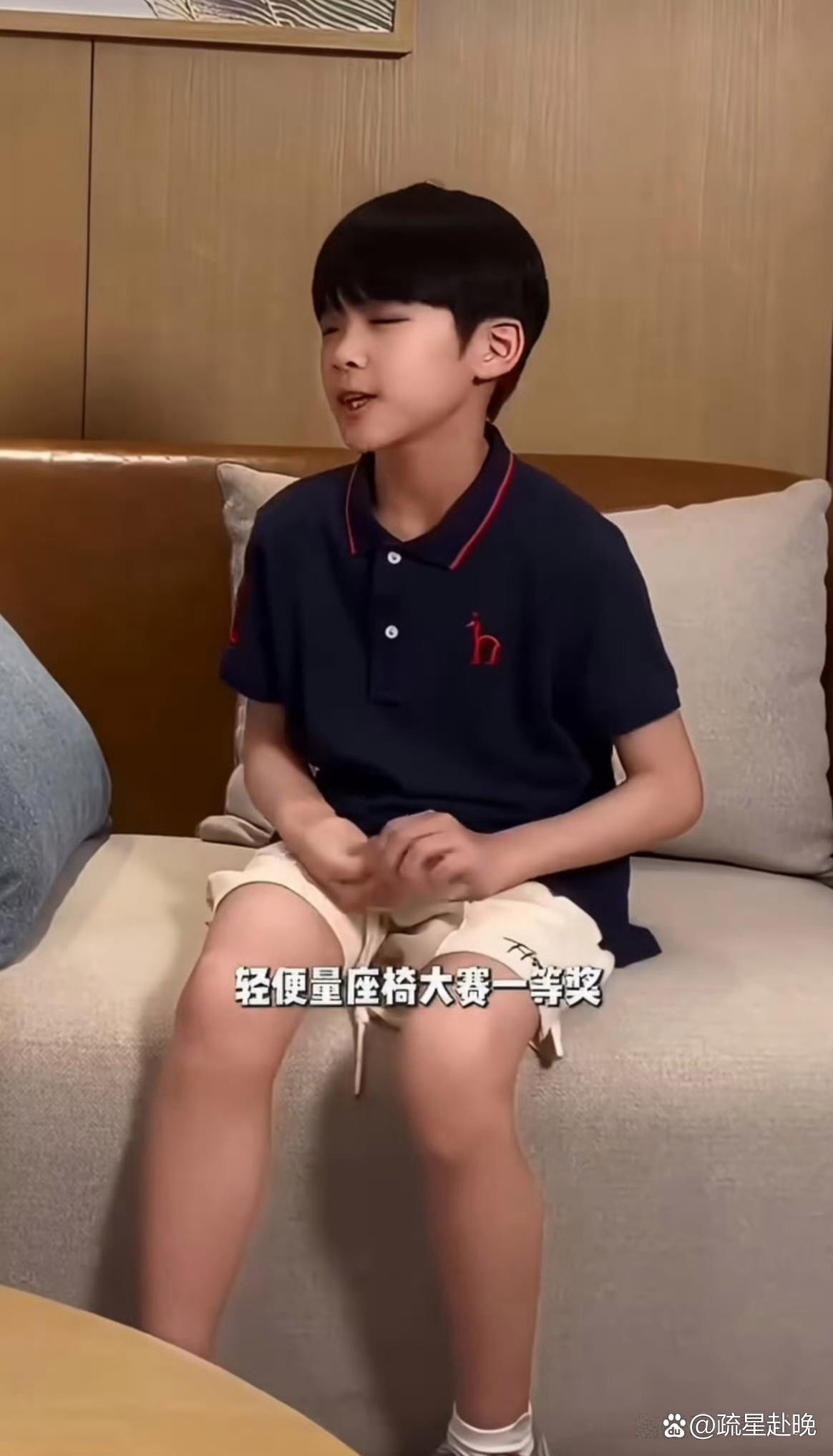 黄圣依离婚后第一次带着小儿子安麟公开露面，一段朋友聚会的日常视频在网上火了。没有