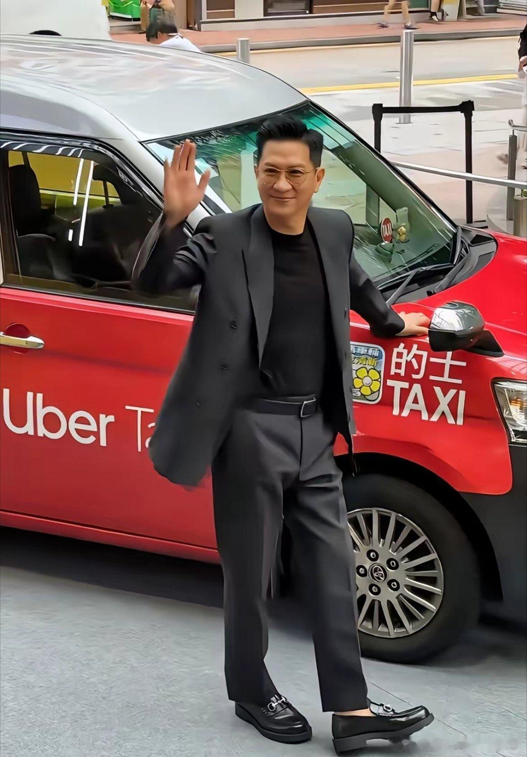尖沙咀街头抓拍张家辉，影帝抗老实力真不是吹的！网友在香港尖沙咀街头偶遇张家辉出席