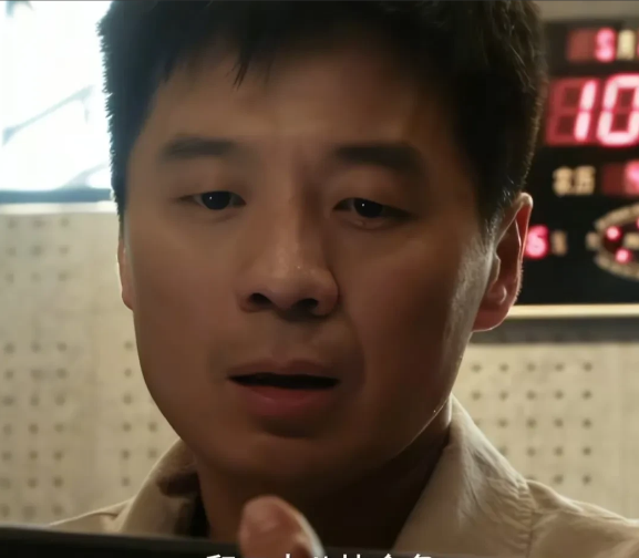 姜红军落网，洪亮终于硬气开张了！万潮给郑雅萍的视频，从背影查出就是姜红军，于
