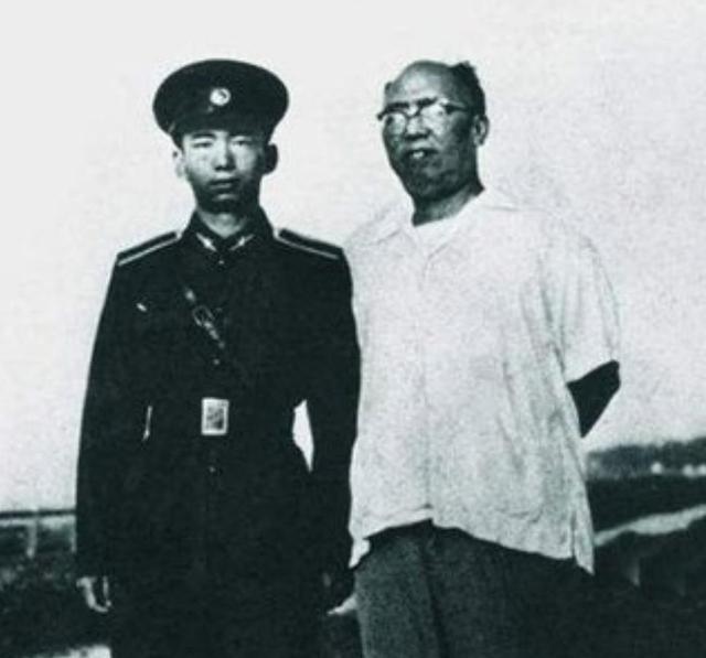 1955年，志愿军第16军军长刚刚回国，关系挂靠在南京军区机关食堂。住处就一张折