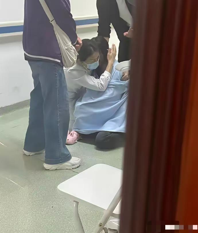 昨天去医院看一个病号，看到一个女孩跪在病房走廊里痛哭。看了心疼！我老婆离开时，我