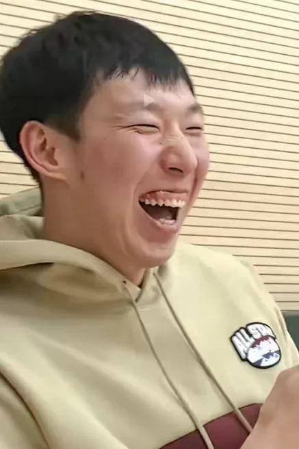 周琦嘲笑徐杰太矮，笑称儿子两年后都比他高。近日，周琦与徐杰之间的一次有趣