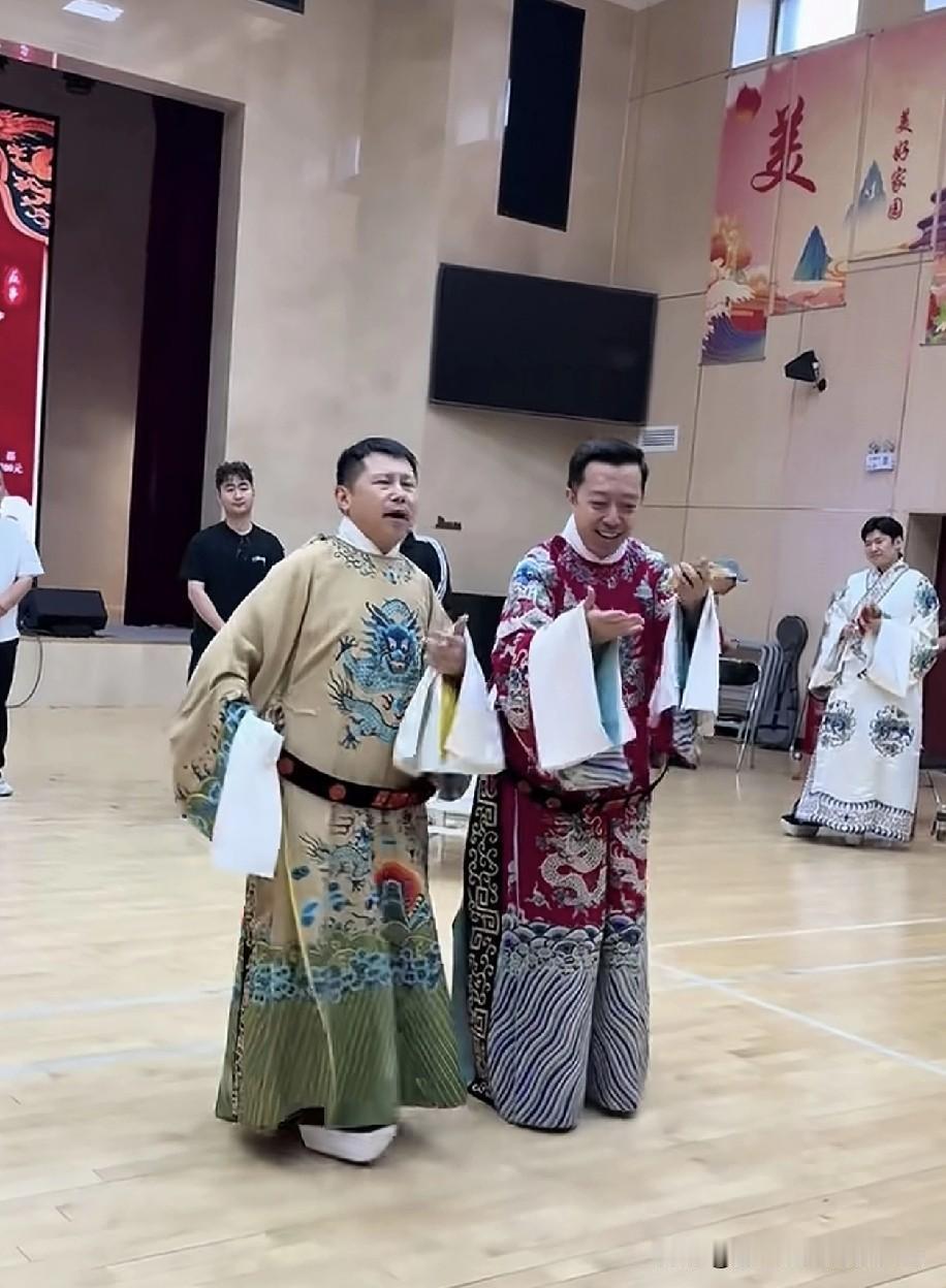 德云社退社后进北京艺术团铁饭碗的李菁何云伟海外巡演获赞，郭德纲一句话道破江湖事