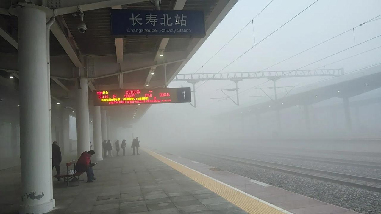 这个问题，成都到重庆一般我都会选择动车97元，2小时到重庆。很少去选择高铁1.5
