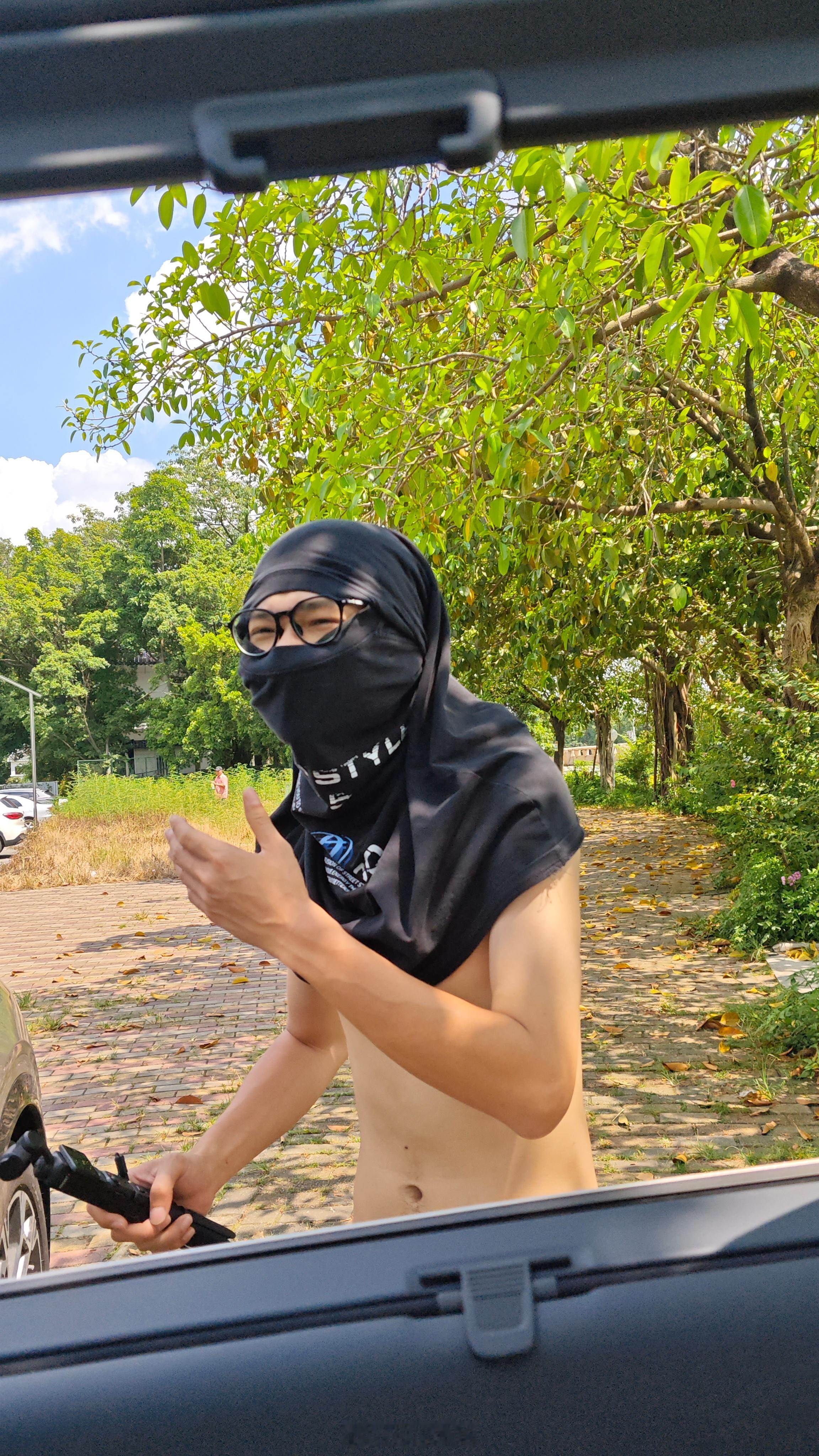 媒体光鲜亮丽的背后就是这样，日晒雨淋​​​