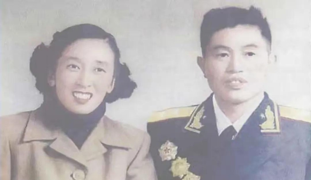1940年，皮定均看上了女干部张烽，就让县长去说媒，张烽听说了县长的来意后，拒绝