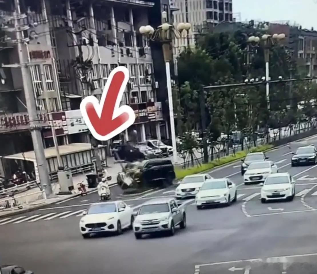 6月20日，安徽广德剑桥路口发生一起悲剧，一位母亲骑着电动车，后座载着一儿一女，