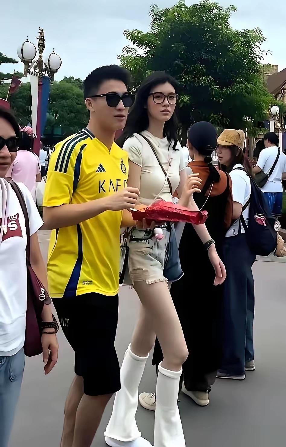 奚梦瑶这命，确实好到让人没话说。上海独生女，爹搞外贸妈当老师，从小芭蕾钢琴配国际