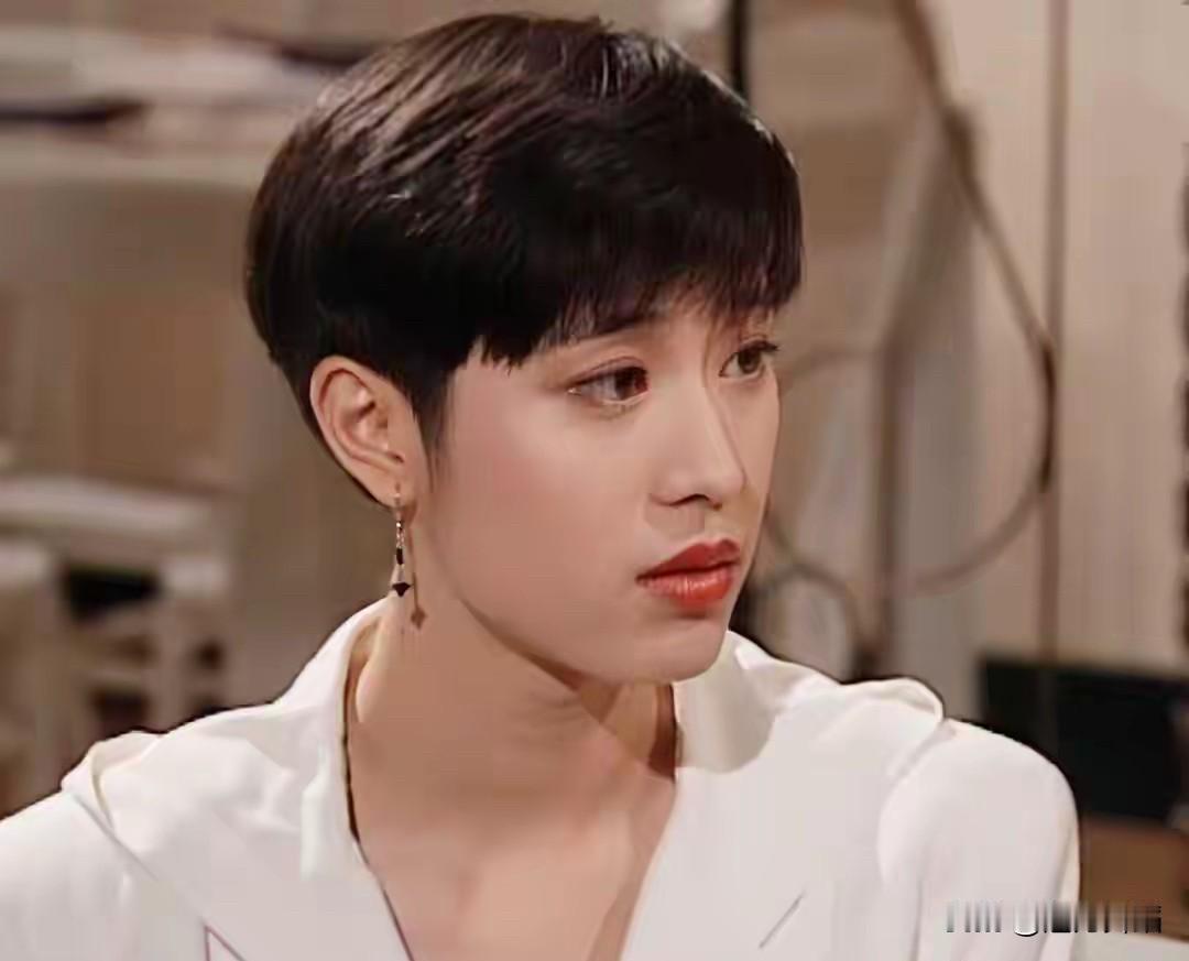 在众多香港小姐之中，我认为最有辨识度的除了李嘉欣之外，就当属陈法蓉了！尤其她的短