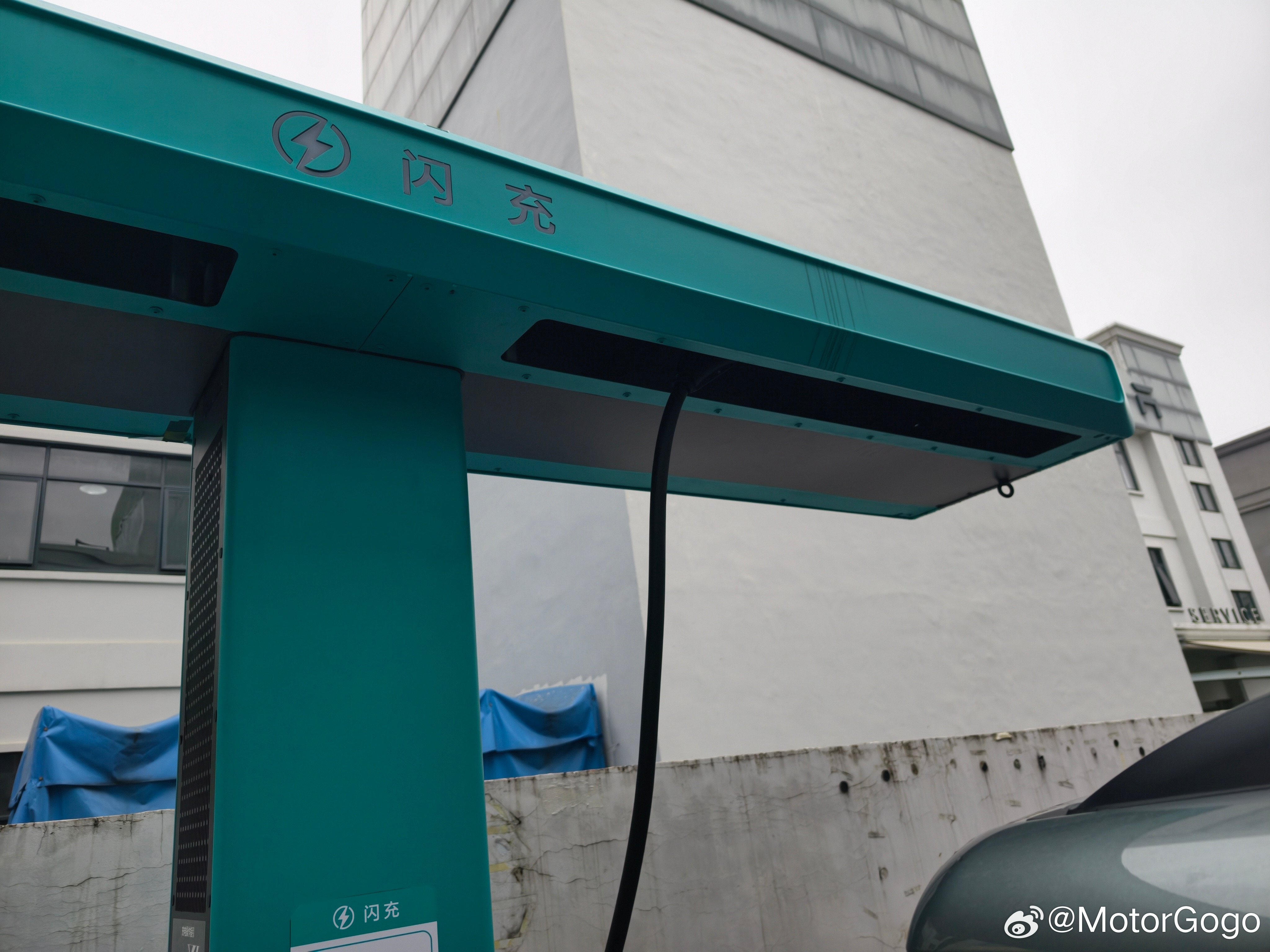 比亚迪闪充桩值得全国公共充电桩借鉴参考的几个设计细节：1、充电枪尽管不放回原位，