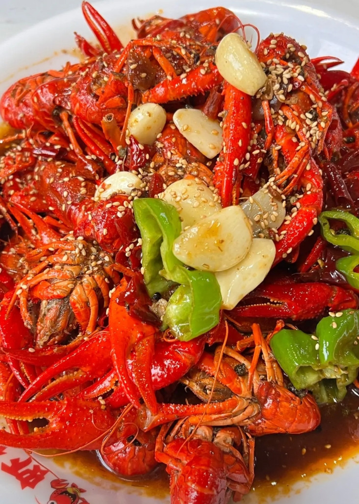 想不明白为什么这么多人喜欢吃小龙虾…1.味道好吃吗？吃小龙虾就是吃调味料。以