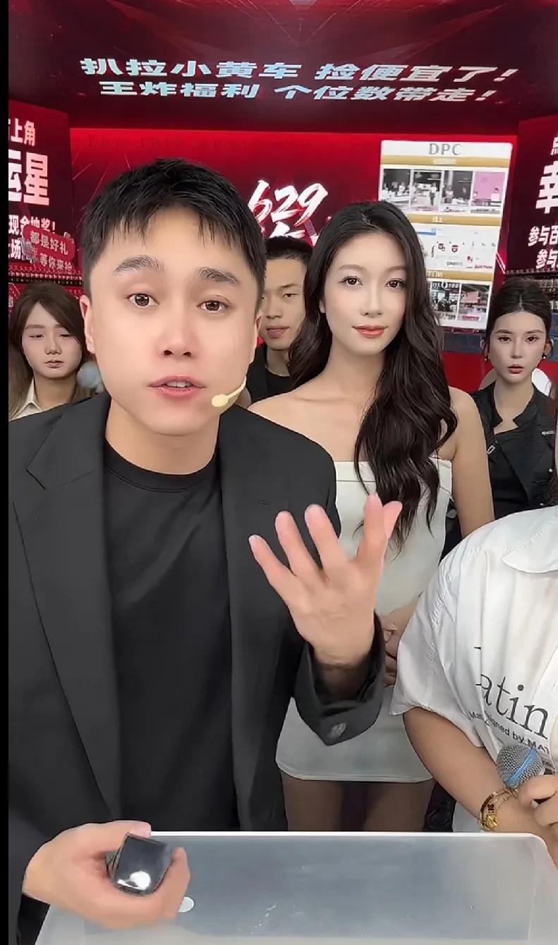 感觉今天刘二狗这场周年庆活动，背后坐镇的是辛巴。因为尖峰食刻的啤酒，卖美妆时，曾
