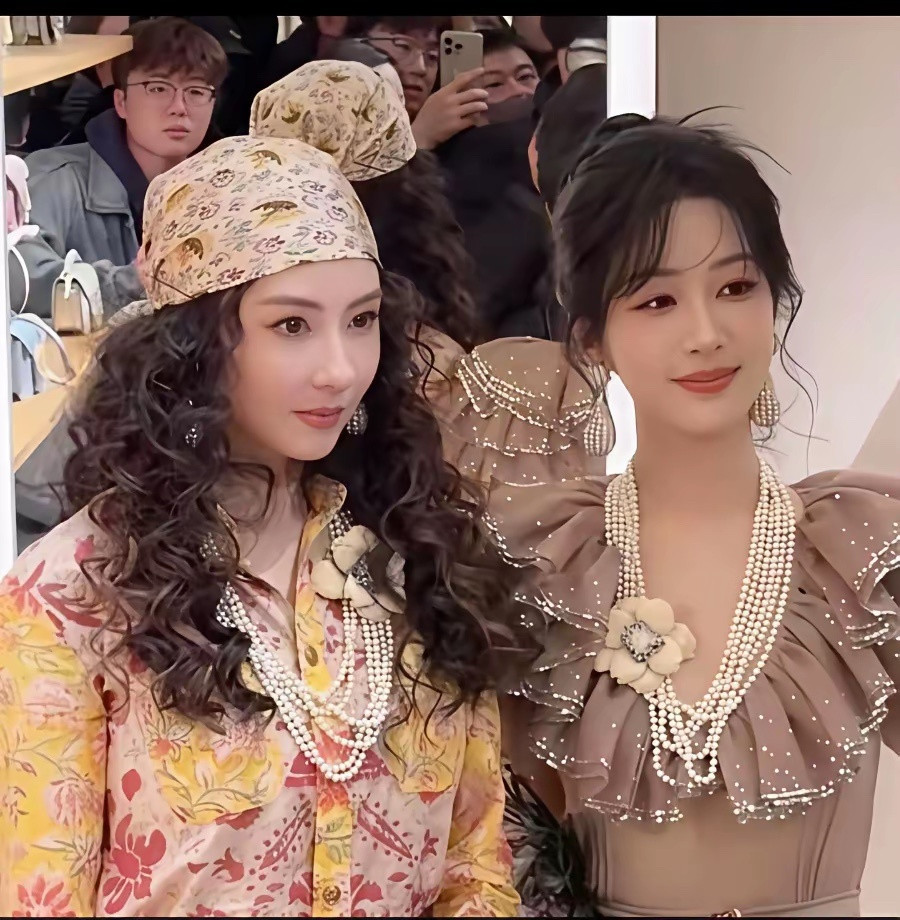 王菲和张柏芝，同时带包头巾，谁更适合？