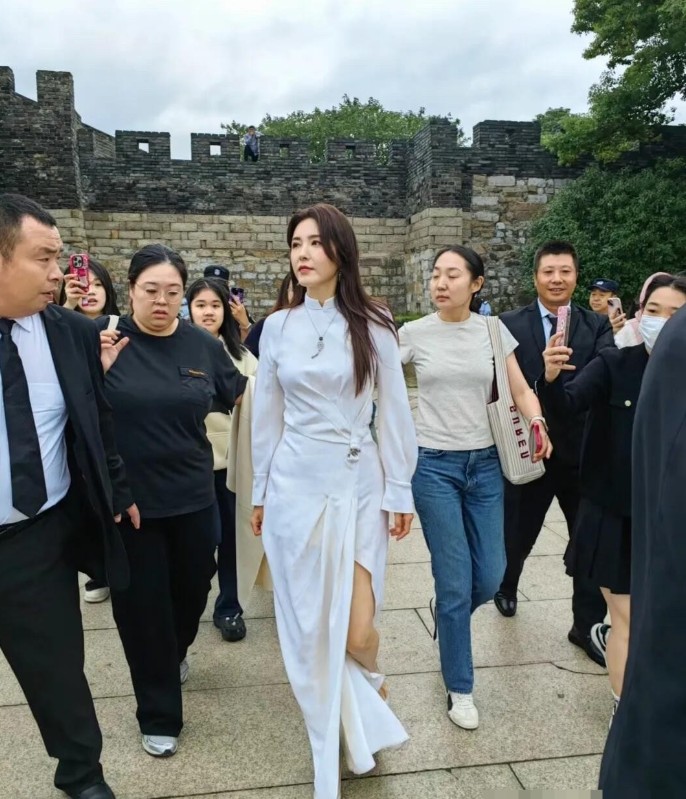 中戏老牌校花近照曝光！一袭白裙优雅亮相，路人镜头下美得不像话当年在中戏可是公认