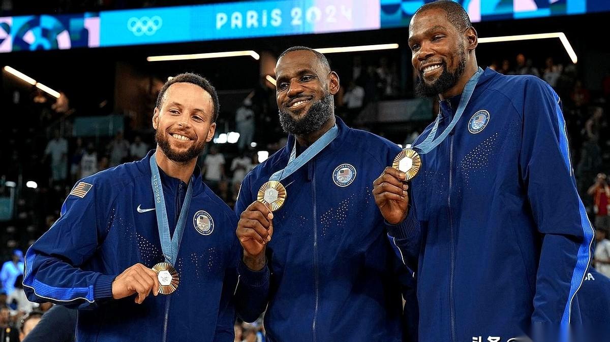 杜兰特指着底角的空位，跟阿门说，传过去。阿门看都没看，一头扎进人堆里，球没了。