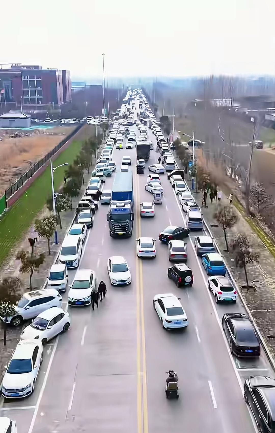 这就是现在的商丘吴营村。一幅画带动一个村。人都来了，商业也起来了，村庄热闹