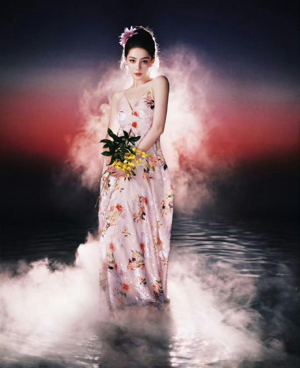 杨紫、迪丽热巴同款抱花大片，谁赢了​​​