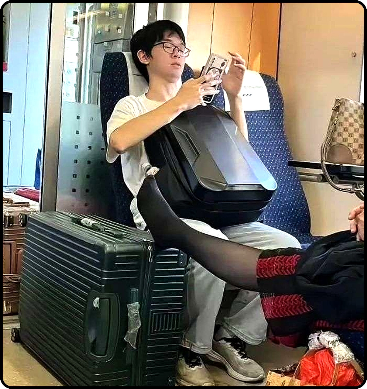 高铁上这小伙子甚至不敢乱动一下