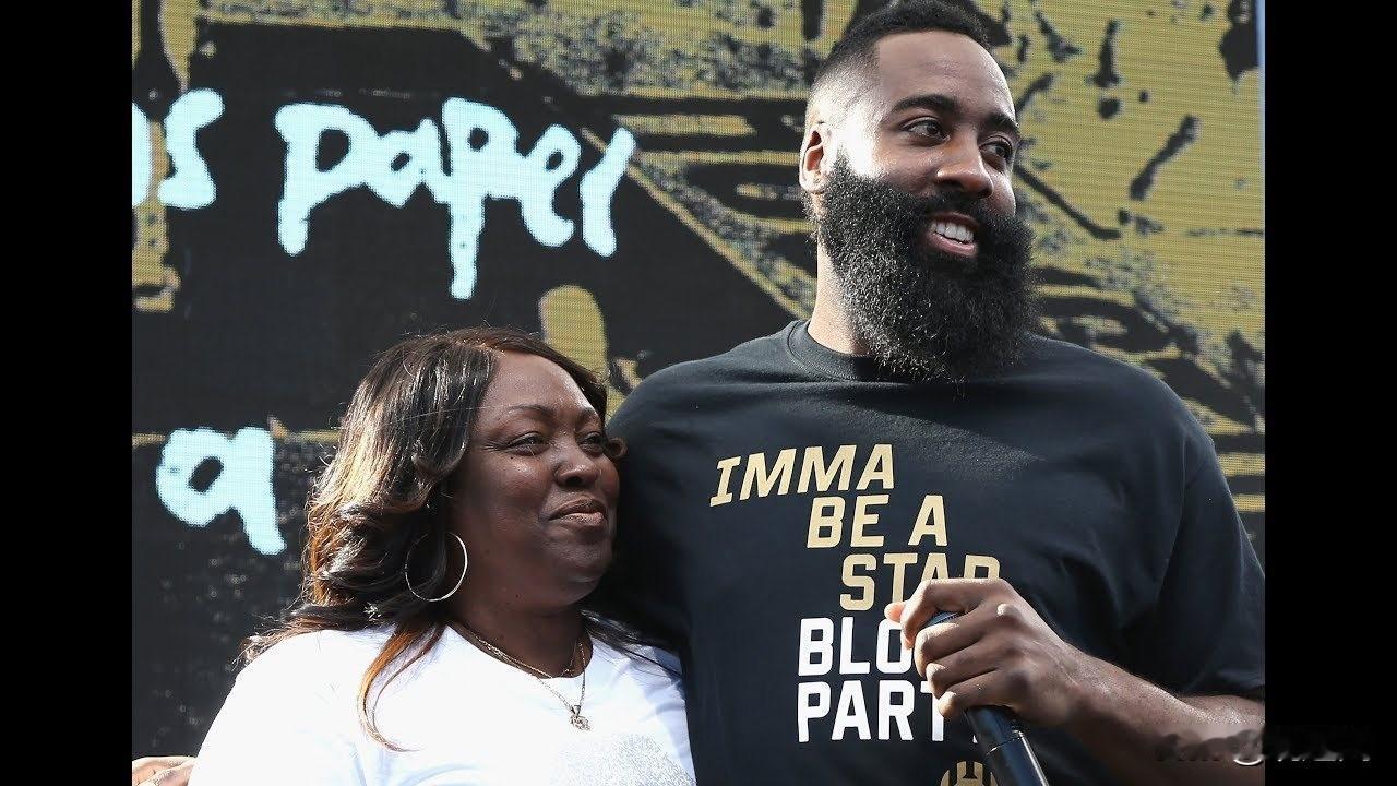 哈登个人原因离队大概率是因为母亲病情！哈登一直把家人放在首位，对阵太阳赛前还