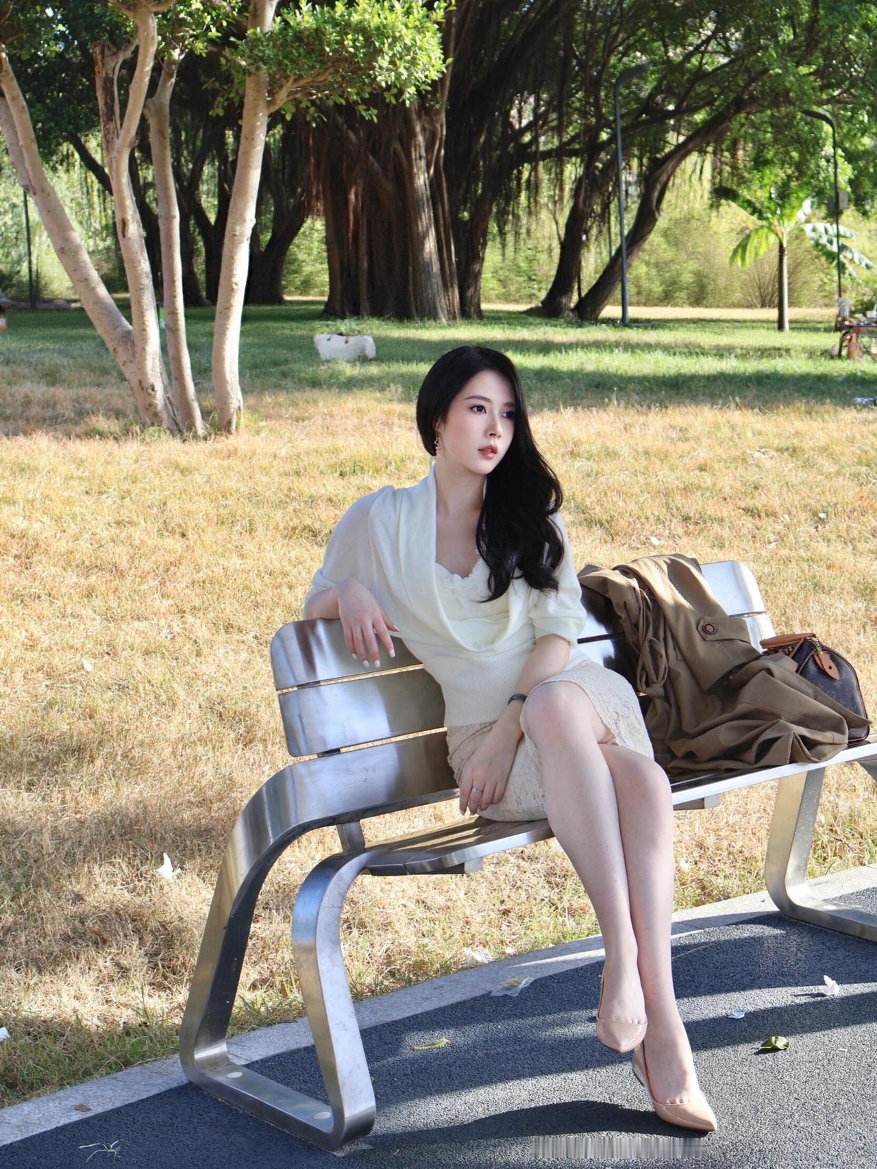 晴日漫步暖融融的阳光斜斜洒下来，落在米白色的针织衫上，揉出温柔的光晕。